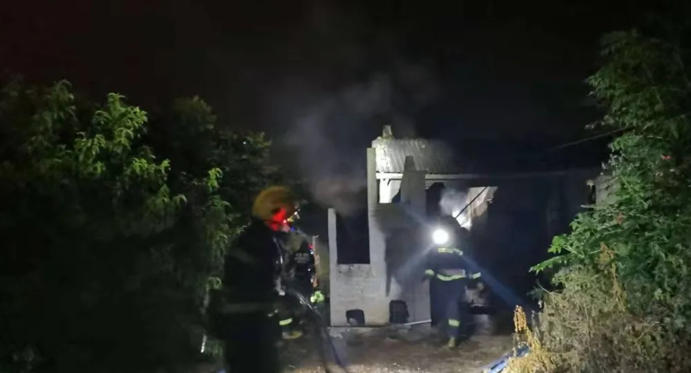 猪场深夜起火！猪场房屋受损倒塌，民警砸墙救猪，50余头生猪无一受损