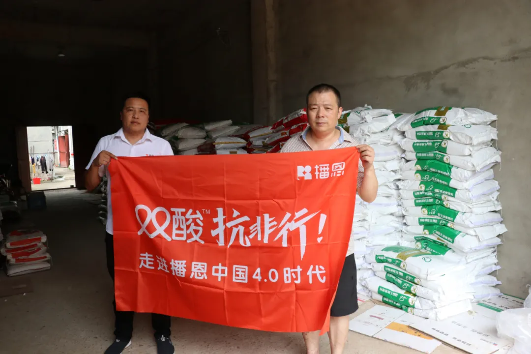 科普员陈建国（左）与熊供里老板在仓库合影