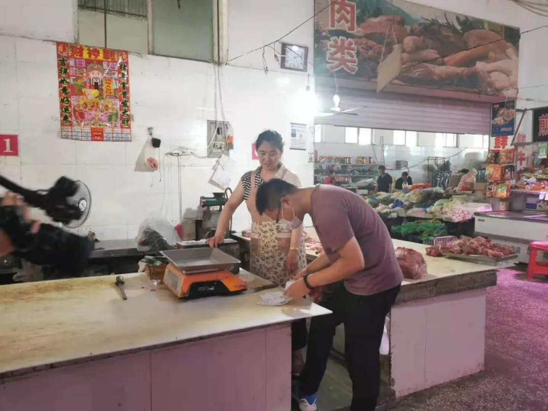 为保证群众食品安全，东港市开展生猪屠宰市场专项整治