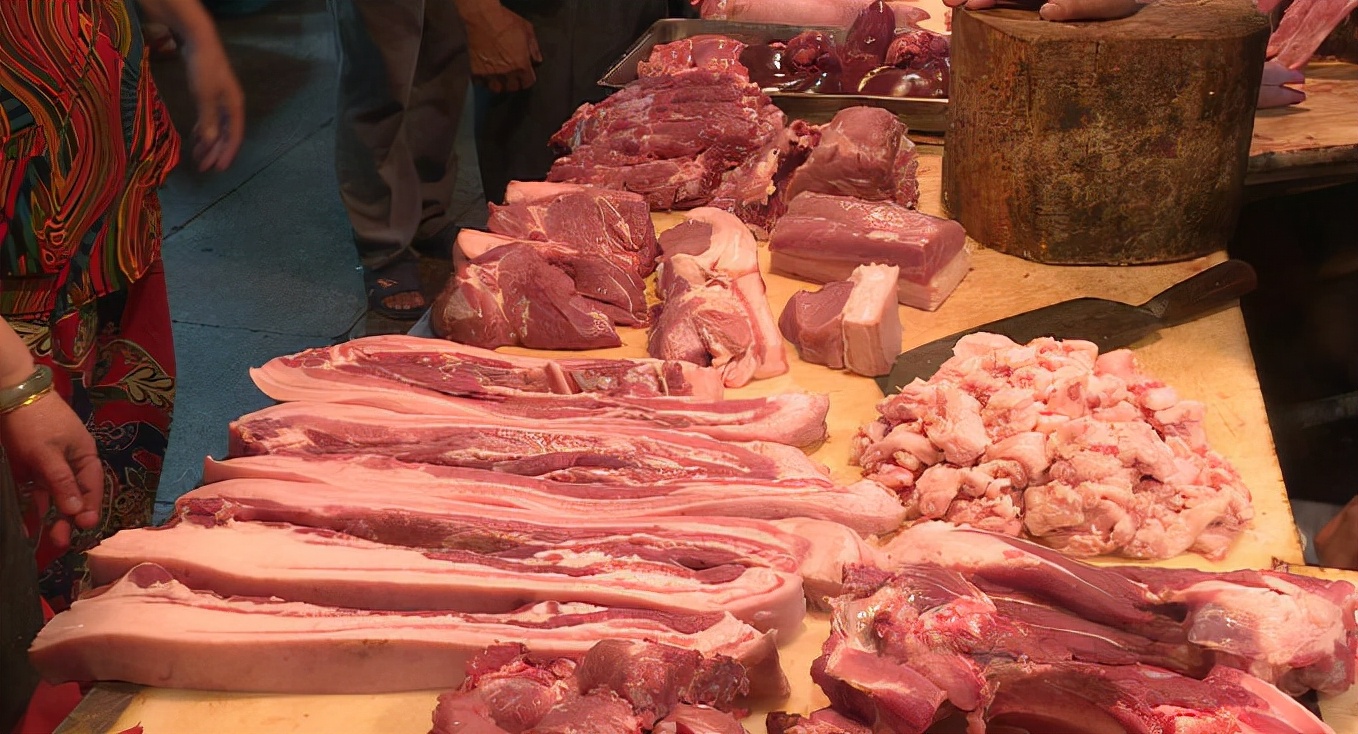 美国猪肉一斤才卖4元，到底是如何养猪和杀猪的？才会如此便宜