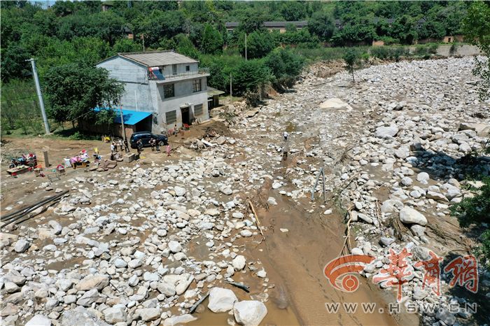 西安蓝田暴雨致部分房屋、道路被冲毁 村民家200头猪被冲跑