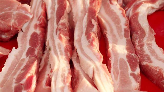 全国猪肉批发价格已经降到了10.5元左右，春节期间肉价降至“个位数”并不是梦