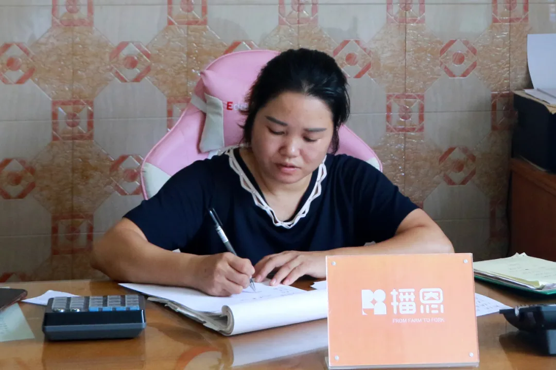 坚守行业十几年，他们相信：用好的服务帮大家把猪养好，就是最好的应对方案
