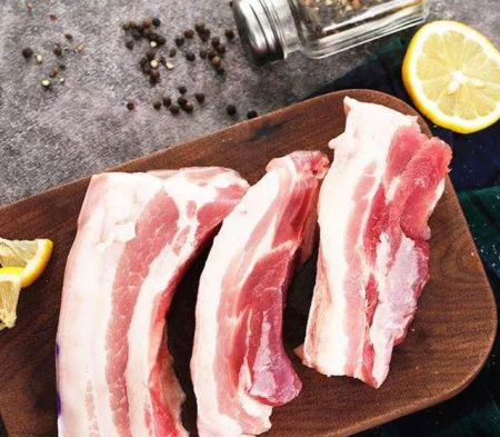 韩国猪肉价格一路走高，五花肉变“金五花”，每公斤高达144元人民币！