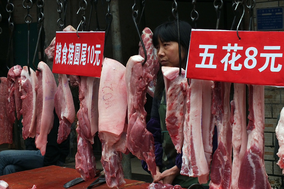 猪肉价格继续回落，白条猪价格呈现滑坡下跌的态势,生猪价格已经全面“破7”