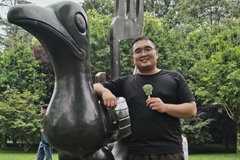 加入扬翔两年多，他做到场长后转身成为行政副经理
