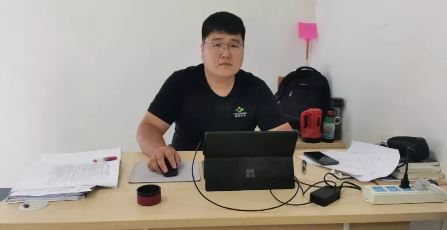 以猪场为家，以养猪为业！他当上场长的第一年猪场成绩冲进公司前三名