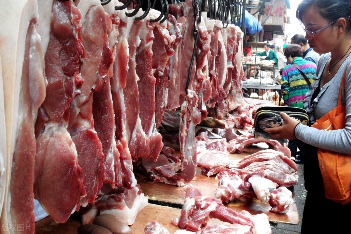 又在坑农民？市场惊现“猪粮降价肉面涨价”的反常现象，谁在赚钱