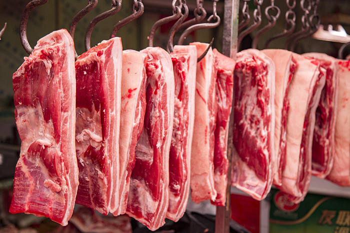 不同品级的猪肉价格不同，那么如何挑选新鲜猪肉呢？