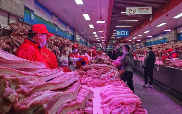 新发地市场猪肉大厅内，分割好的五花肉、排骨等摆上了柜台，从腊月初八开始，进入节前采购高峰期。新京报记者 陈琳 摄