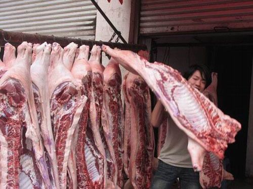 2022年01月13日全国各省市白条猪肉批发均价报价表，市场供给宽松，批发市场白条猪成交价震荡偏弱