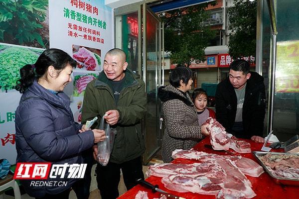 新春走基层丨湖南新田：“构树猪肉”俏销春节市场