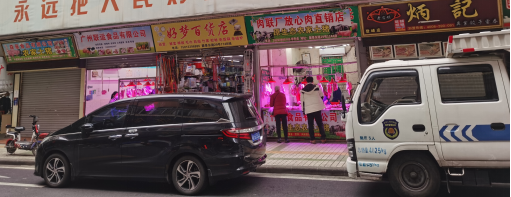 图1 街边档口人员稀少