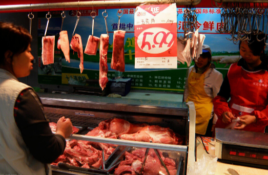 平价猪肉开新店，顾客买肉却被堵？集市内商铺有话说