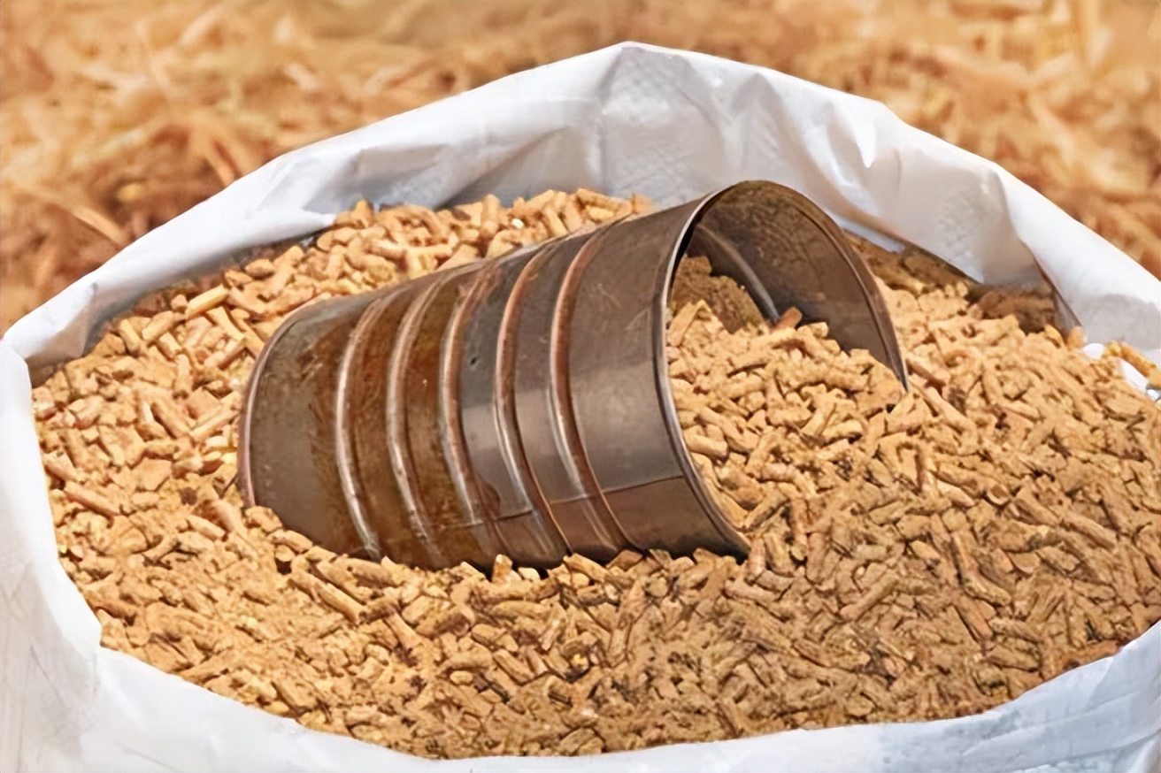 豆粕暴跌近1000元，玉米下调100元，多家饲料企业发布降价消息