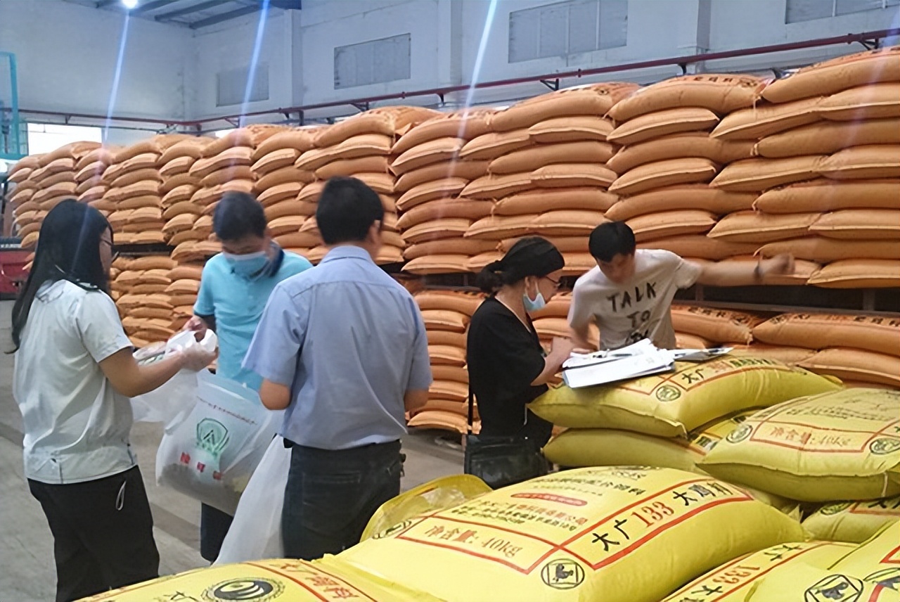 4月12日饲料原料价格：豆粕大跌难东山再起，玉米却能坚挺上涨？