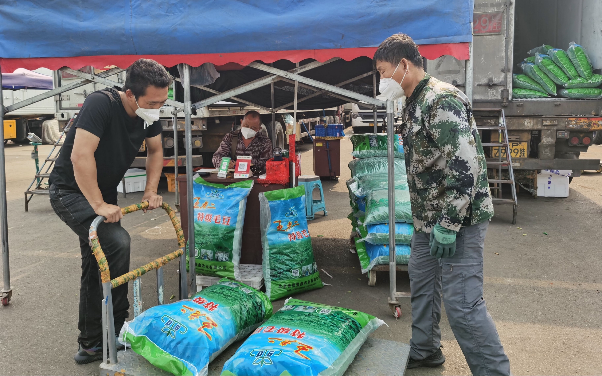新发地商户正在搬运毛豆。新京报记者 陈琳 摄