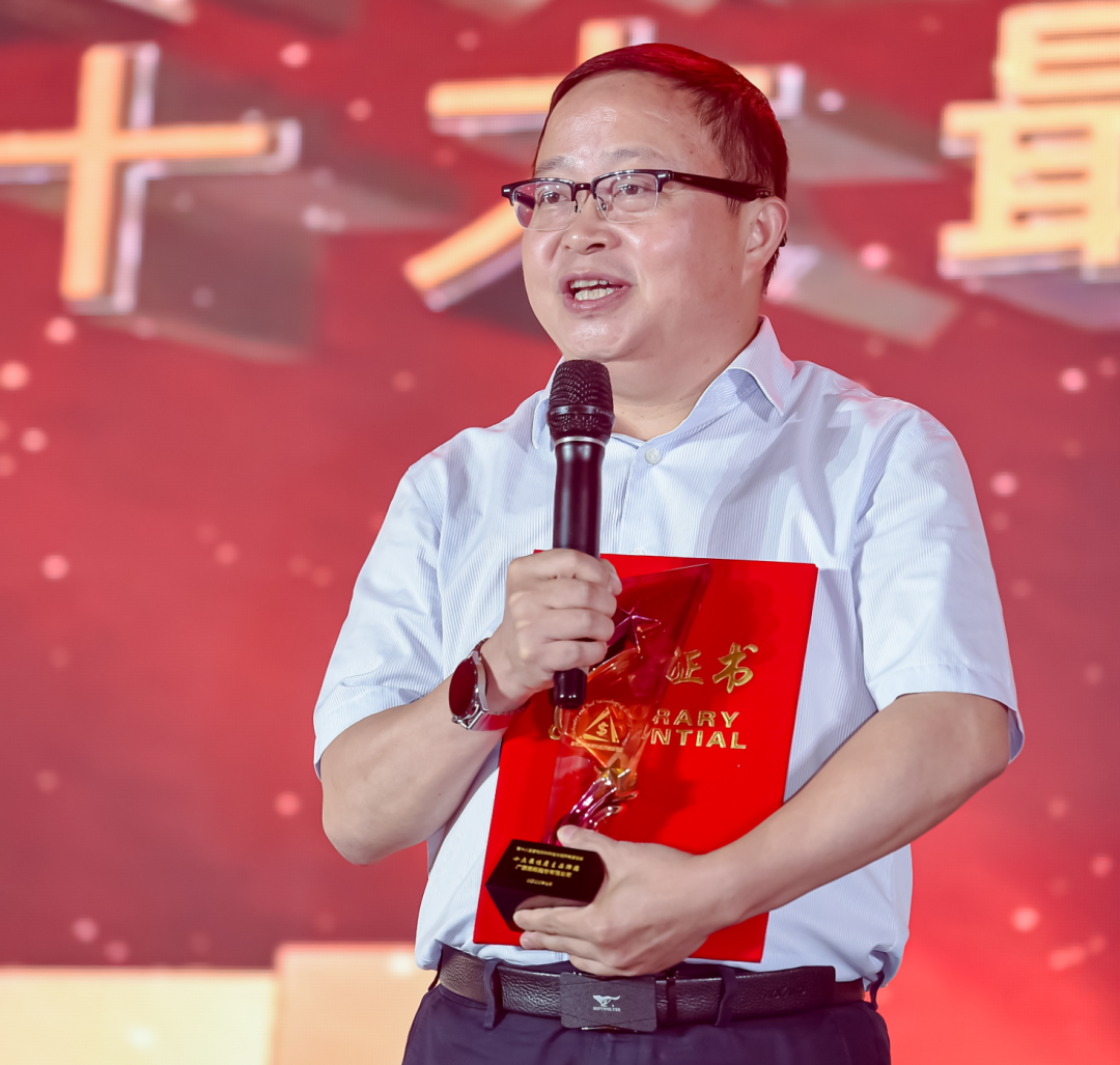 扬翔股份副总裁高远飞作为企业代表领奖