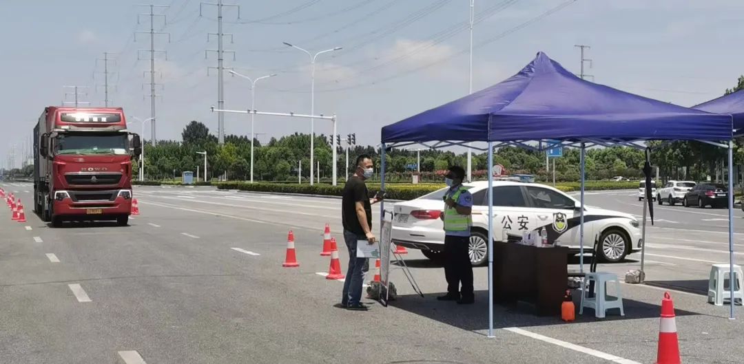 高速路口凭运输货物通行证接原料车辆