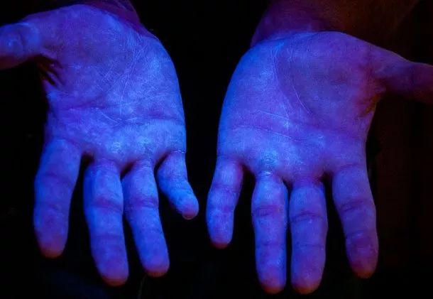 紫外线下的荧光材料，以显示人手的覆盖范围