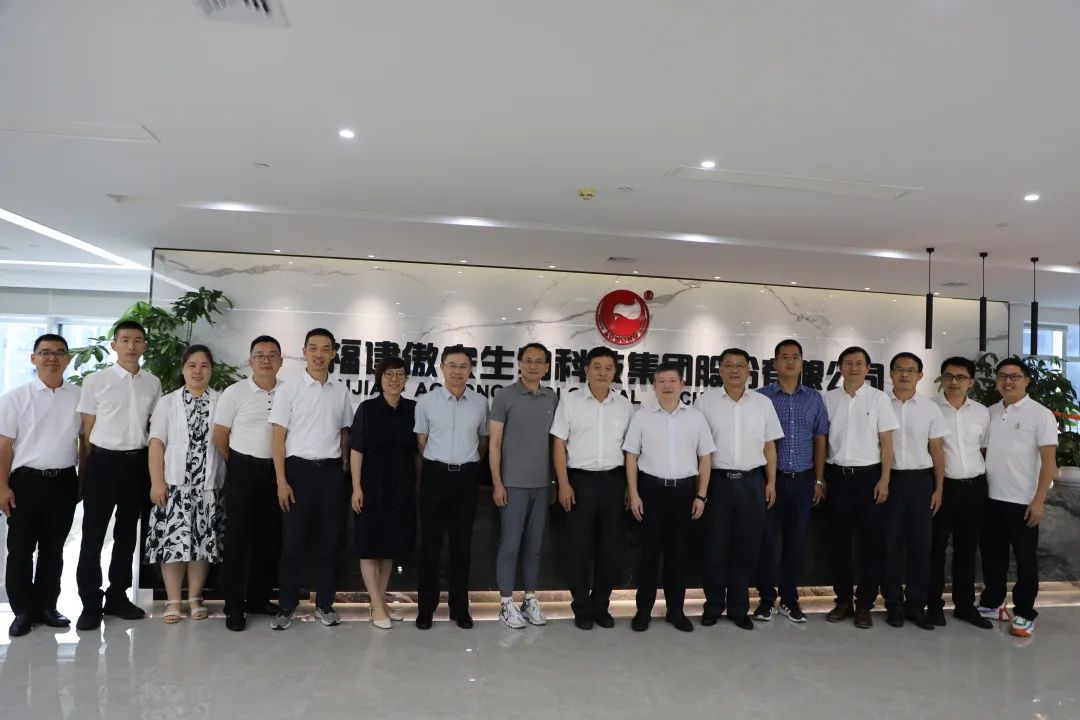 校企双方与会人员在集团厦门运营中心合影
