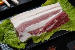 上半年猪肉进口量猛降65%，猪肉进口量为何急速下跌？