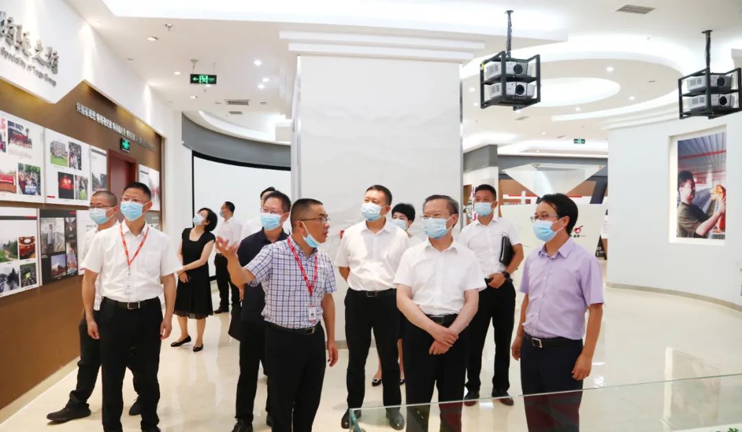 贵阳市委书记胡忠雄一行莅临特驱集团考察交流