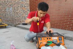 德康水电工熊正文：无惧“烤”验，为互助种猪场安全稳定生产保驾护航