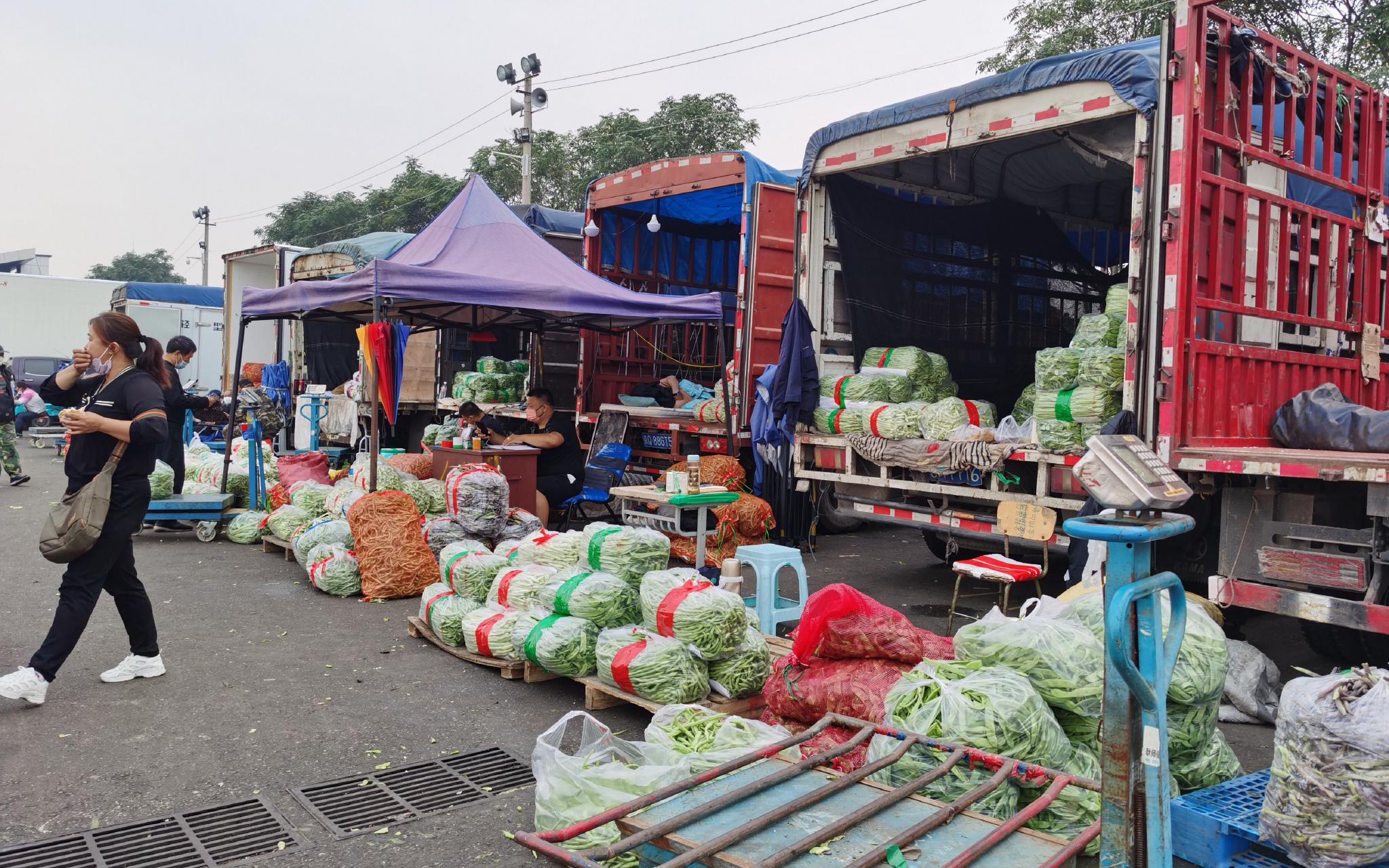 目前新发地市场上蔬菜供应较充足。新京报记者 陈琳 摄