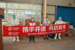 携手并进，共抗疫情！内江市市中区红十字会代表市中区接受恒博生物防疫消杀物资捐赠