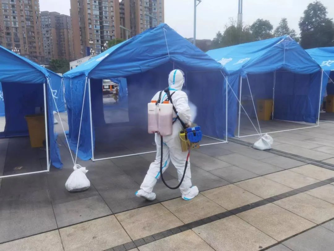 队员们每日对基地内外环境进行着无死角消杀