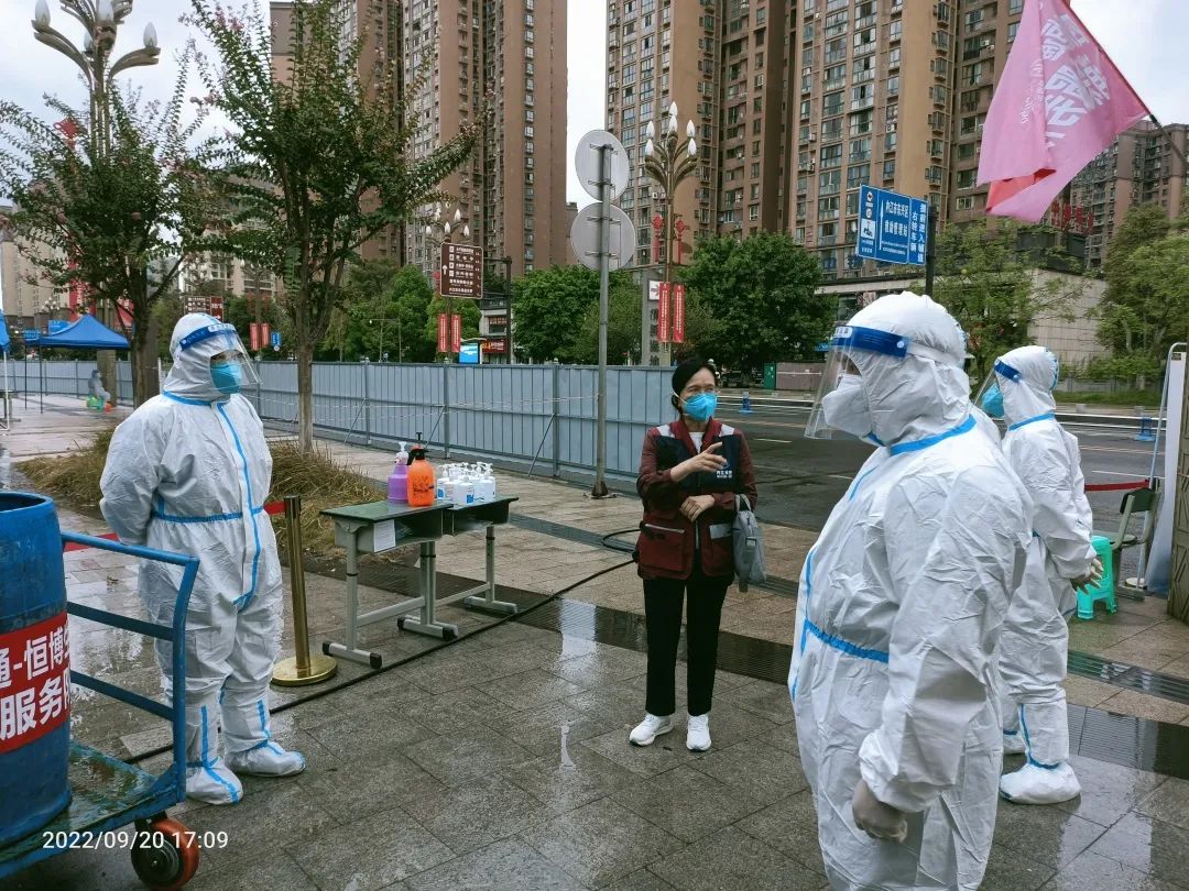 市疾控中心领导及专家到消杀现场指导工作