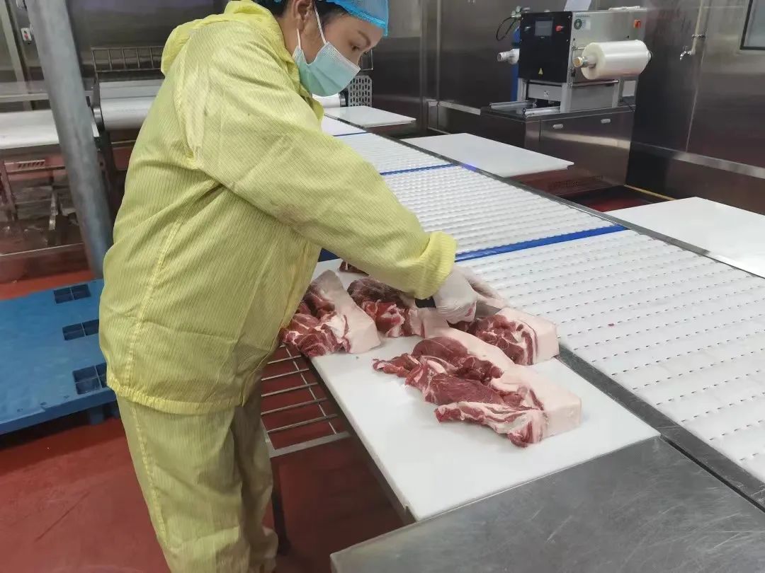 员工们在加工猪肉