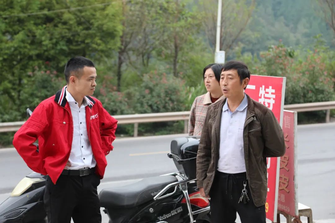 林润发下市场与经销商客户郭老板交流