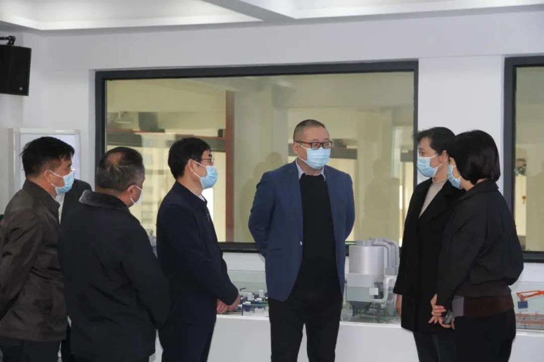 湖北省人大常委会党组副书记王艳玲一行视察新华扬