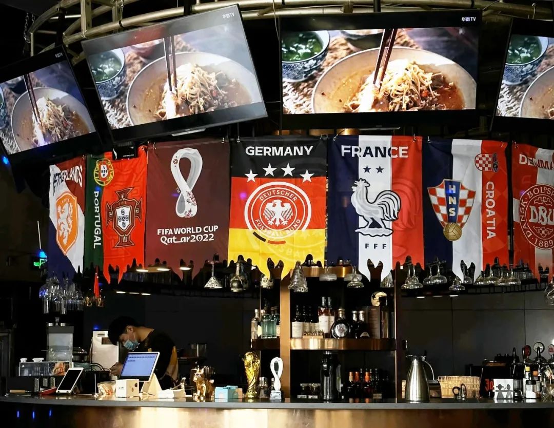 餐饮店更新了“世界杯”主题的装饰