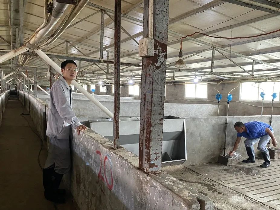 生产管理专员刘雄（左）在农场
