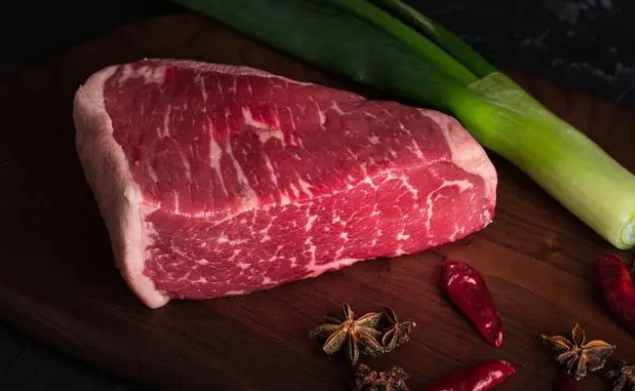 年末猪肉供应充足，市民腌制腊肉热情很高，猪肉价格还会便宜吗？