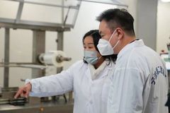 看生产、问市场、听诉求！慈溪市委副书记、市长章程一行到宁波第二激素厂进行调研指导