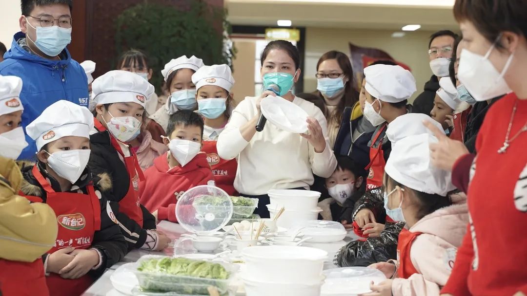 太奇妙！这群小孩1小时给爸妈做6道菜，轻松做了一回小厨师