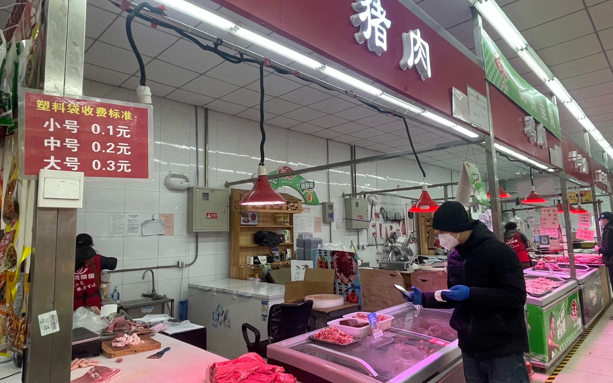 北京大兴商超里的猪肉摊位。新京报记者 赵利新 摄