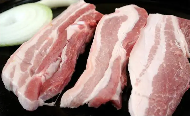 2022年1-11月份我國鮮冷凍豬肉進口155.8萬噸，同比下降56.0%