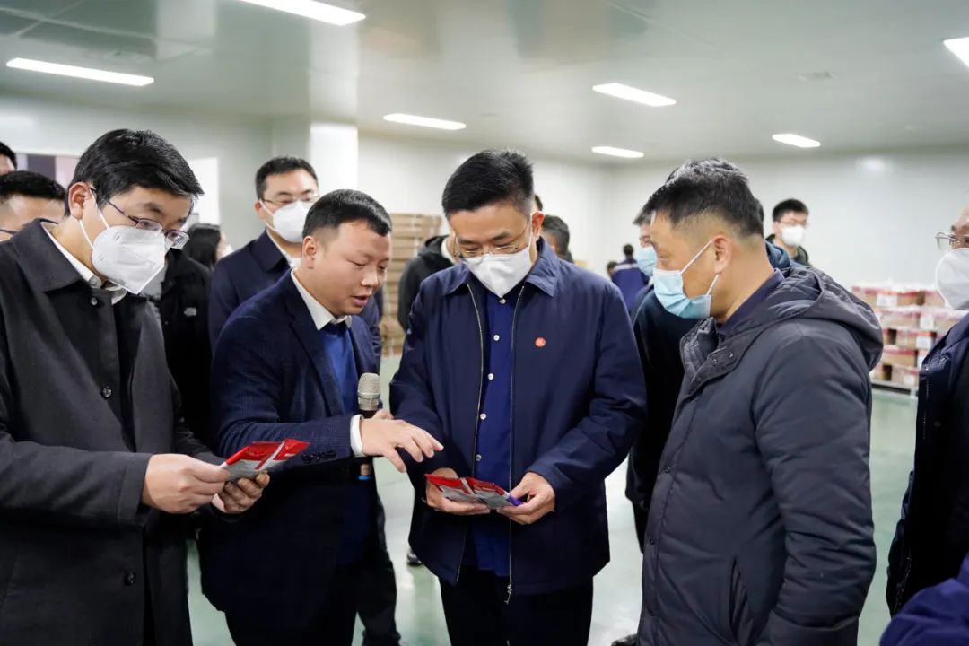 谭伯乐书记对派尼GMP生产线和产品表示认可