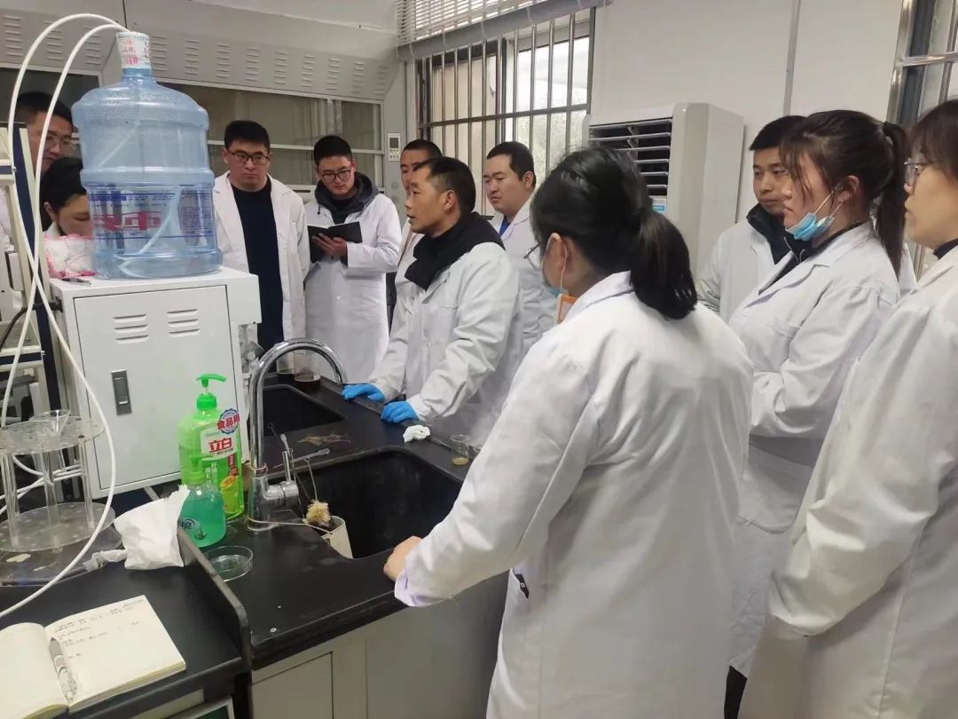 傲农集团饲料质量管理中心举行第四期原料显微镜检培训