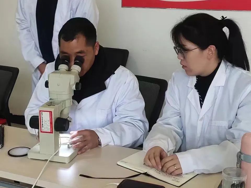 傲农集团饲料质量管理中心举行第四期原料显微镜检培训