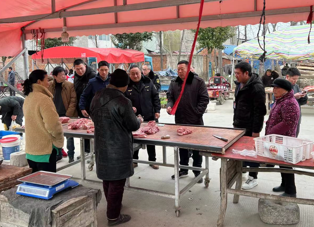 保障食品安全，安徽省霍邱县新店市场监管所持续开展生猪市场整治行动