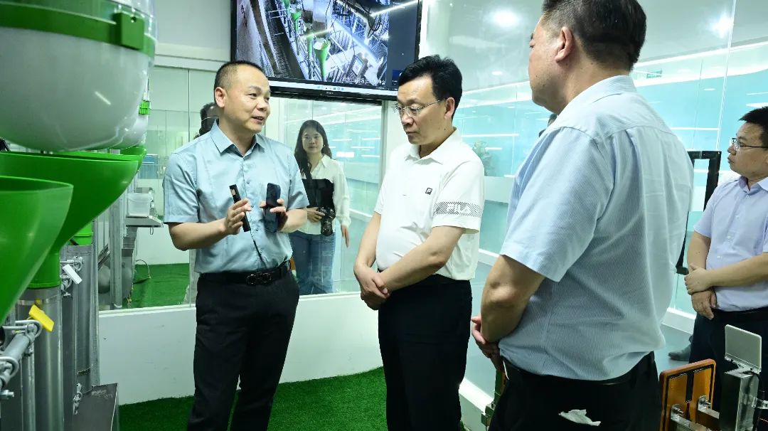 农业农村部科技教育司司长周云龙一行莅临扬翔调研指导