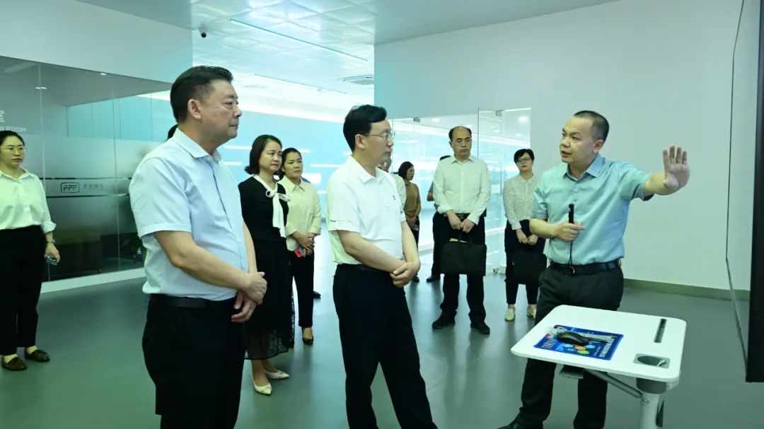 农业农村部科技教育司司长周云龙一行莅临扬翔调研指导