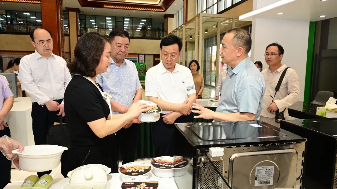 农业农村部科技教育司司长周云龙一行莅临扬翔调研指导