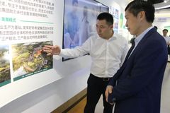 校企对接、支部共建！中国农业大学党委书记钟登华为新希望授牌
